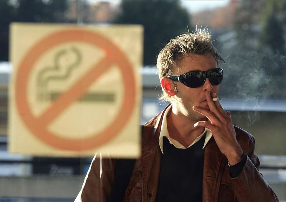 Foto: Imagen de un trabajador terminando su cigarrillo antes de entrar a trabajar. (EFE)