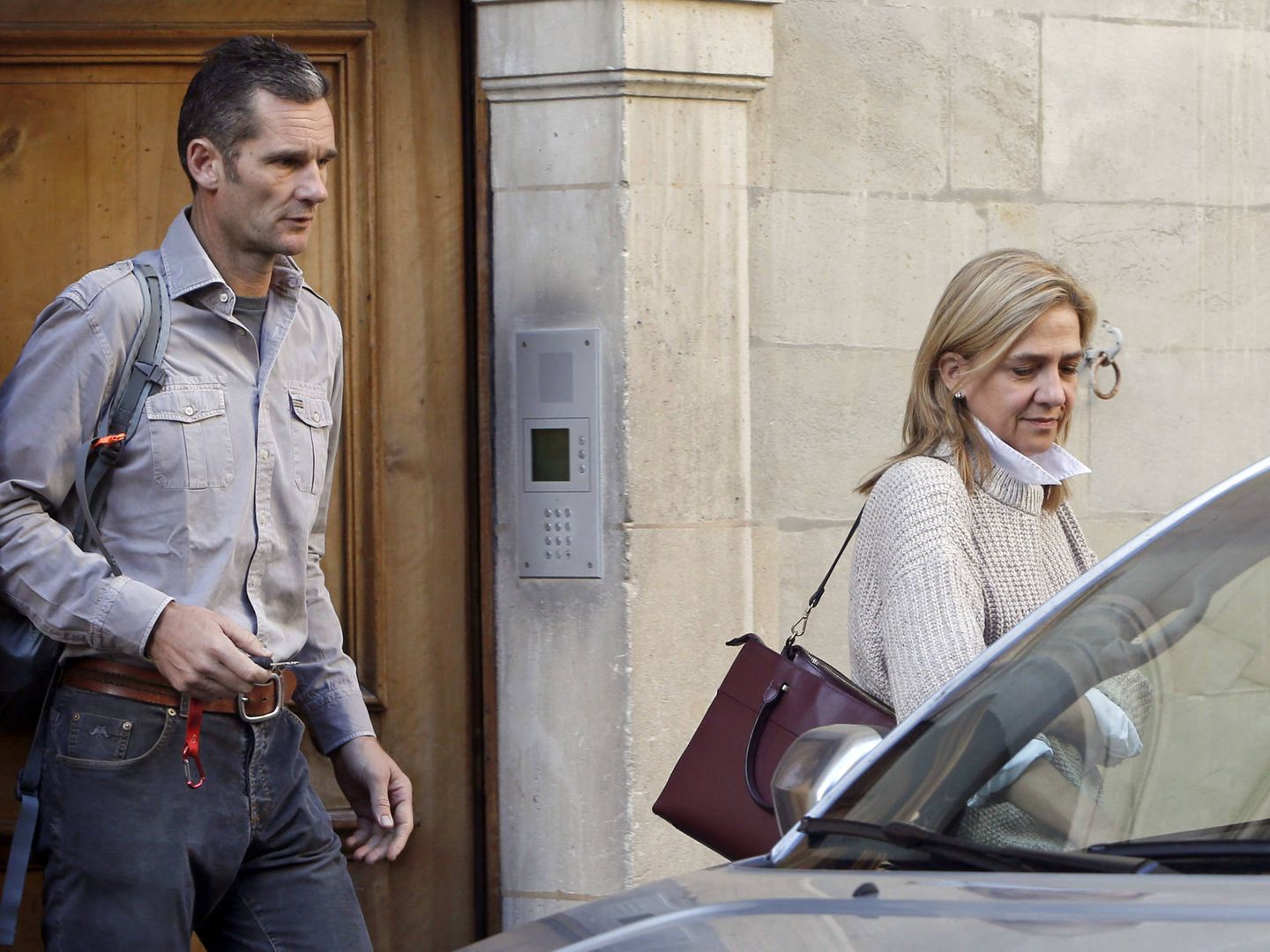 Iñaki Urdangarin y la infanta Cristina, saliendo de su casa de Ginebra. (Gtres)