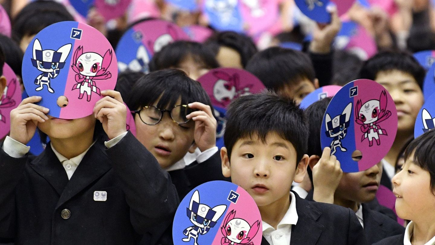 Estudiantes japoneses posan con abanicos de papel . (Efe)