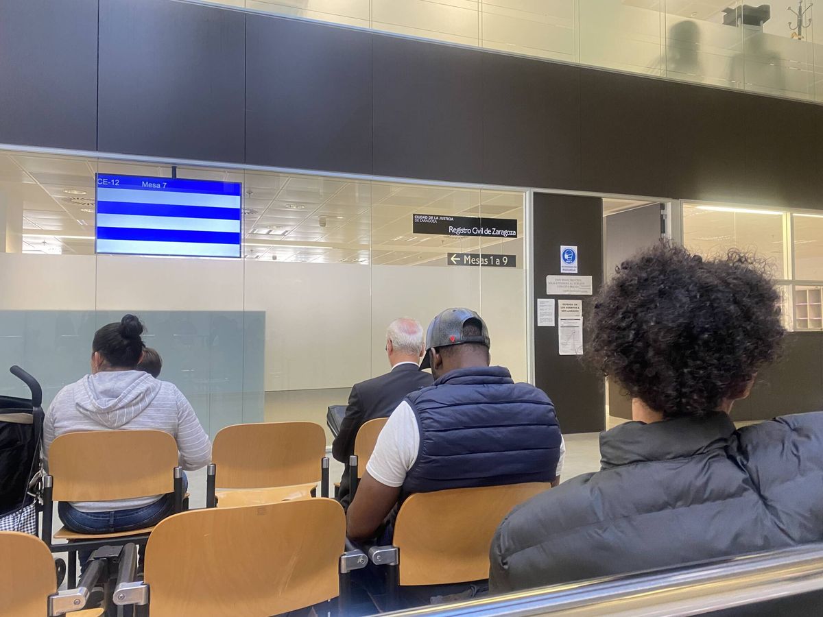 Foto: Sala de espera del Registro Civil de Zaragoza. (Manuel Corzán Domeque)