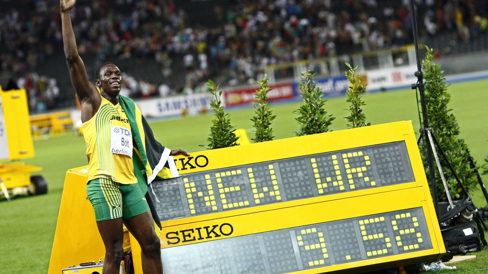 Foto: Usain Bolt posa con su récord del mundo de 100 metros lisos, marcado en Berlín en agosto de 2009. (Efe)