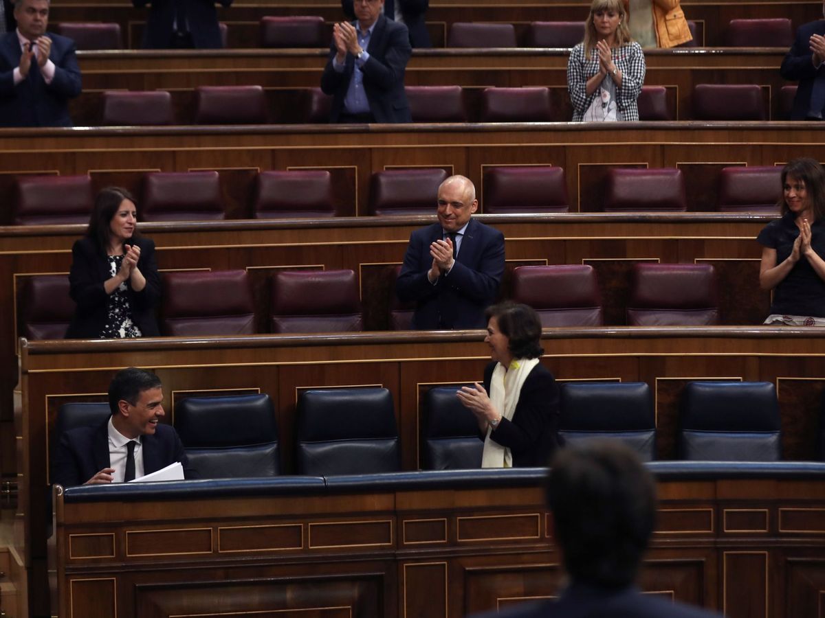 Foto: La bancada socialista aplaude al presidente del Gobierno, Pedro Sánchez, en el pleno de este miércoles. (EFE)