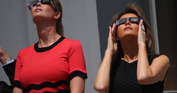 Foto: Ivanka y Melania ven el eclipse desde la Casa Blanca. (Getty) 