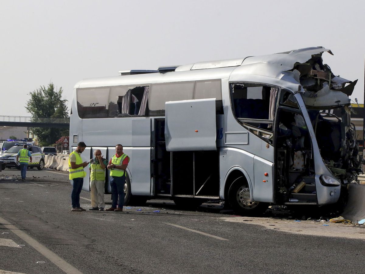 Foto: Uno de los dos autobuses colisionados. (EFE/Pepe Torres)  