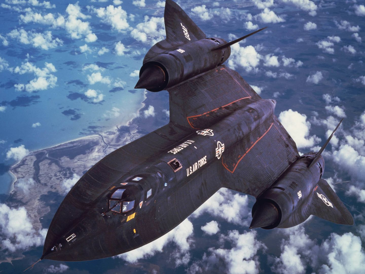 SR-71 Blackbird. El avión más rápido del planeta era capaz de dejar atrás a un misil lanzado para interceptarle simplemente acelerando hasta superar Mach 3. Entró en funcionamiento en los años sesenta aunque dejó de volar a finales de los noventa.