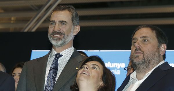 Foto: Felipe VI, Soraya Sáenz de Santamaría y Oriol Junqueras (d), durante la inauguración del MWC. (EFE)