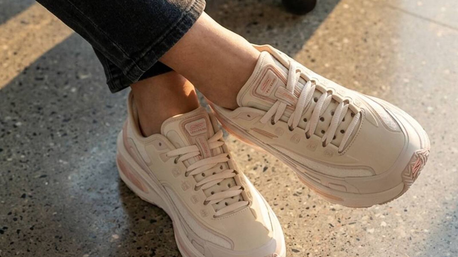 Foto: Las zapatillas deportivas se mantienen como una opción cómoda para acompañar las jornadas más largas. (Instagram / @skechersspain)