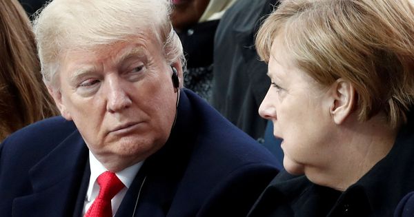 Foto: Donald Trump y Angela Merkel durante el día del armisticio. (Reuters)