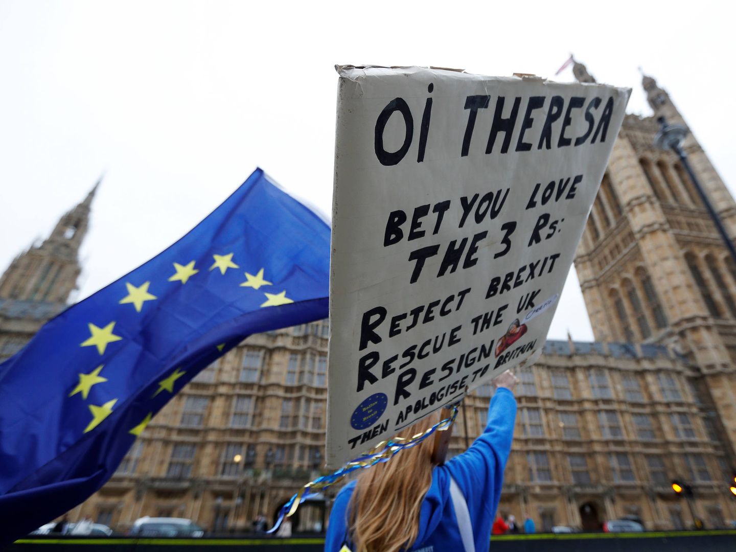 Un manifestante antiBrexit, ante el Parlamento británico, en Londres. (Reuters) 