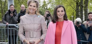 Post de La reina Letizia elige un conjunto primaveral en Holanda: vestido naranja y tacones y bolso rosas