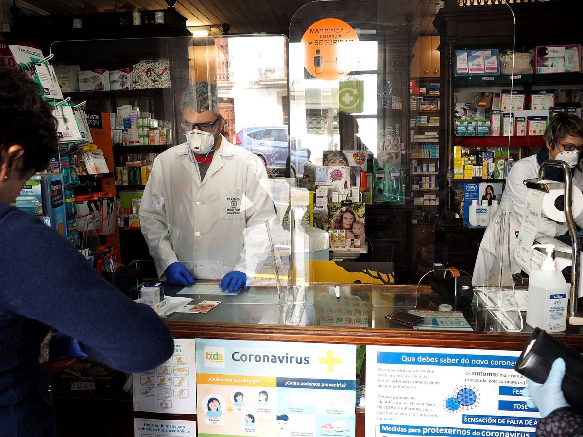 Foto: Dos farmacéuticos en Palas de Rei (Lugo) (EFE)