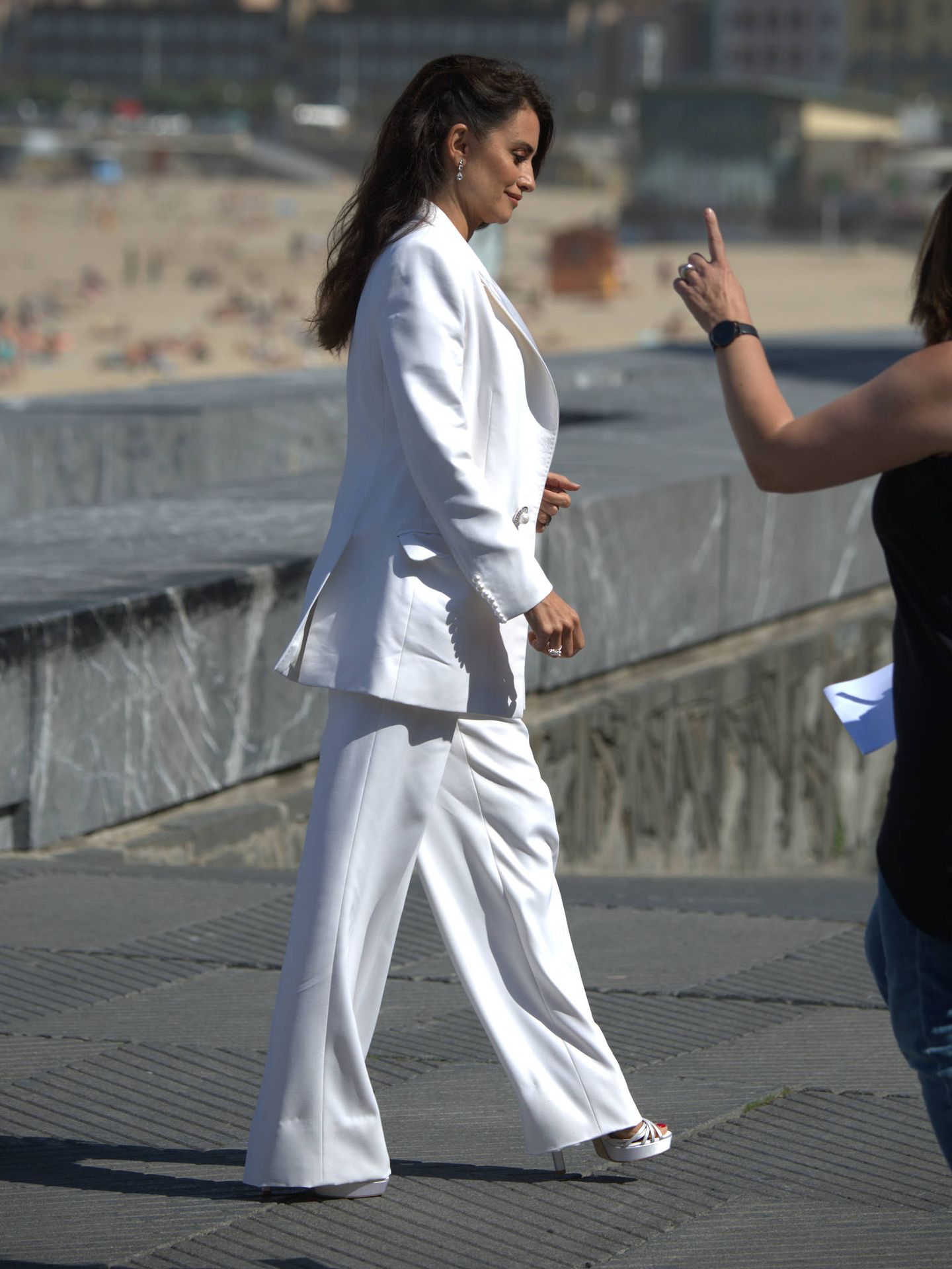 Penélope Cruz, en un impecable traje de chaqueta blanco. (Limited Pictures)