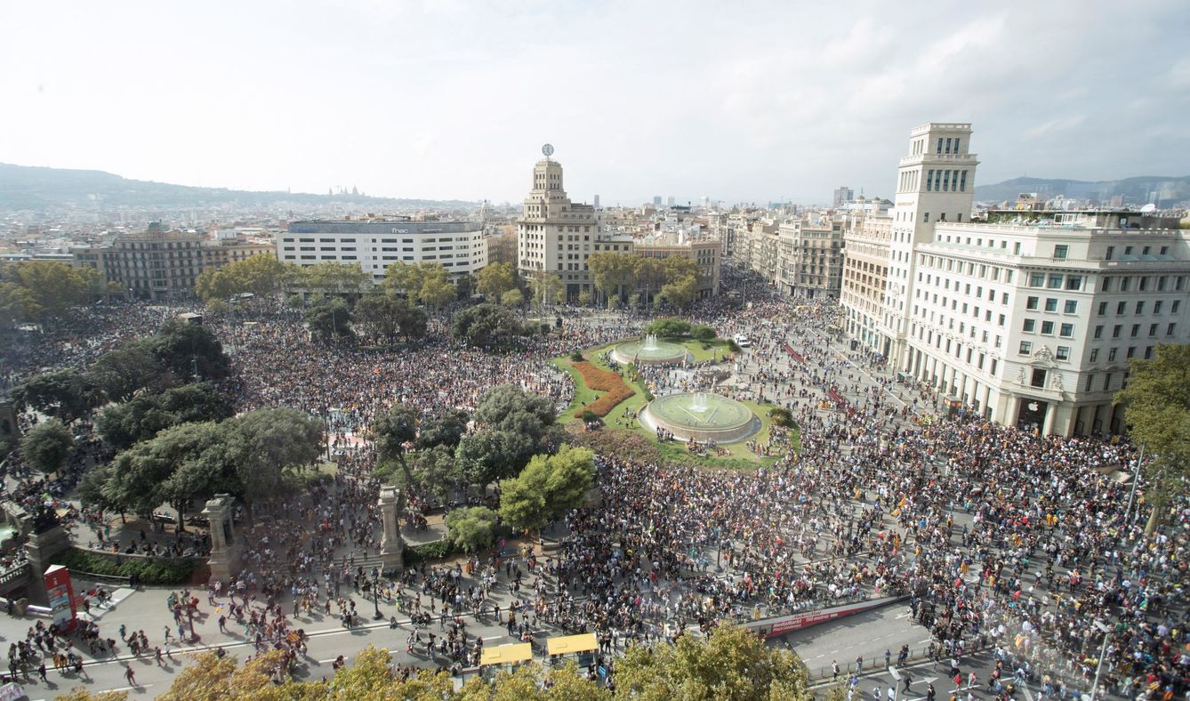 Miles de personas se concentran en la Plaza de Cataluña de Barcelona. (EFE)