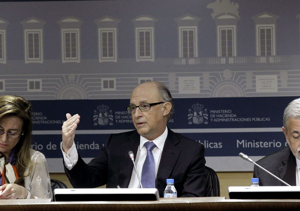Foto: El ministro de Hacienda, Cristóbal Montoro (c), la secretaria de Estado de Presupuestos (i) y el secretario de Estado de Administracion. (EFE)