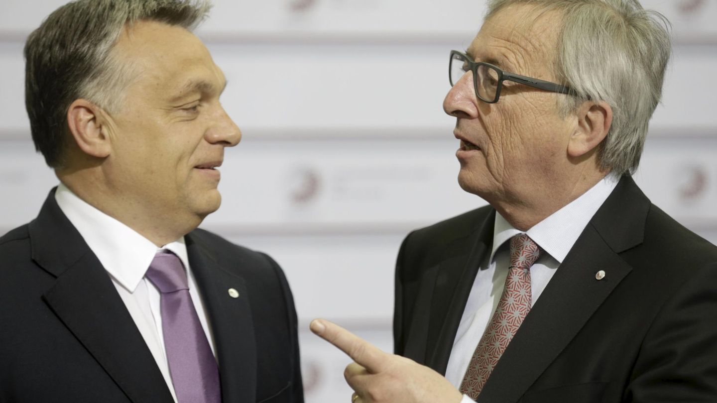 Juncker charlando con Orbán durant su etapa como presidente de la Comisión Europea. (Reuters)