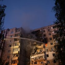 Foto: Bomberos apagan el fuego en Kiev. (Svet Jacqueline/Zuma Press)