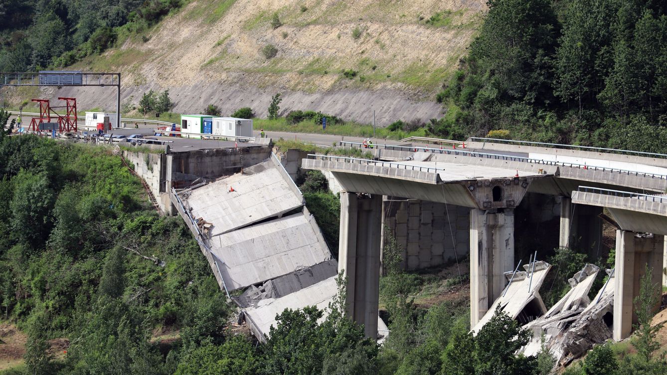 Foto: Uno de los dos tramos del viaducto desplomado en el A-6. (EFE/Ana Maria Fernández Barredo))