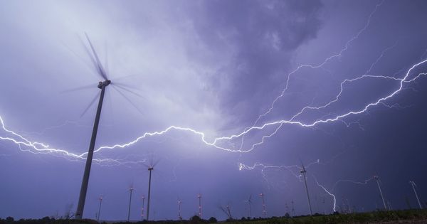 Foto: Foto de archivo de rayos sobre un parque eólico durante una tormenta eléctrica. (EFE)