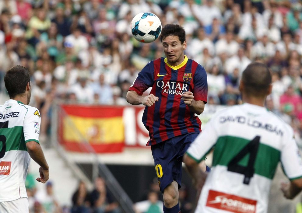Foto: Messi cabecea un balón durante el partido Elche-Barcelona. (EFE)
