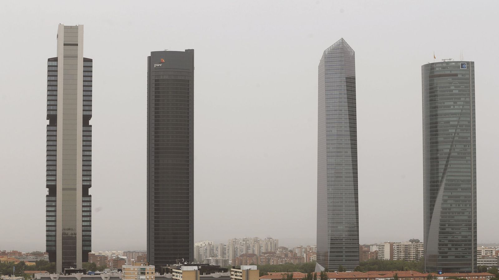 Foto:  Vista del cielo nublado en las Cuatro Torres Business Area de Madrid. Foto: Efe.