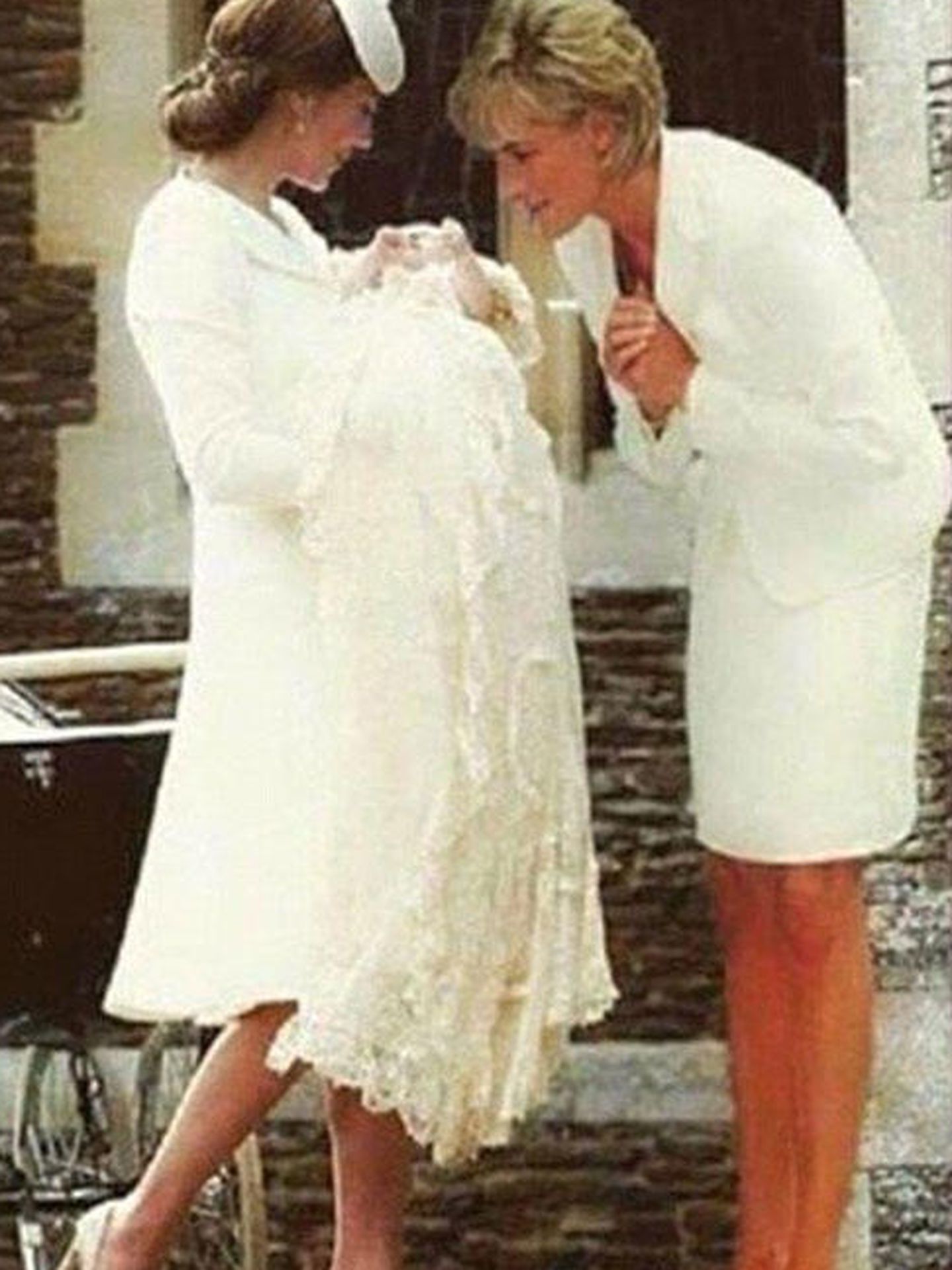 Imagen retocada donde se ve a Diana de Gales interactuando con su segunda nieta (Facebook)