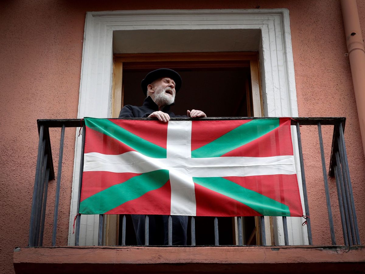 Foto: Una bandera vasca colgada de un balcón (EFE/Villar López)