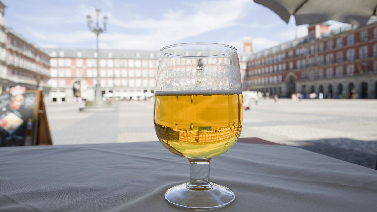 Una cerveza, servida en un bar de la plaza Mayor de Madrid. (EFE)