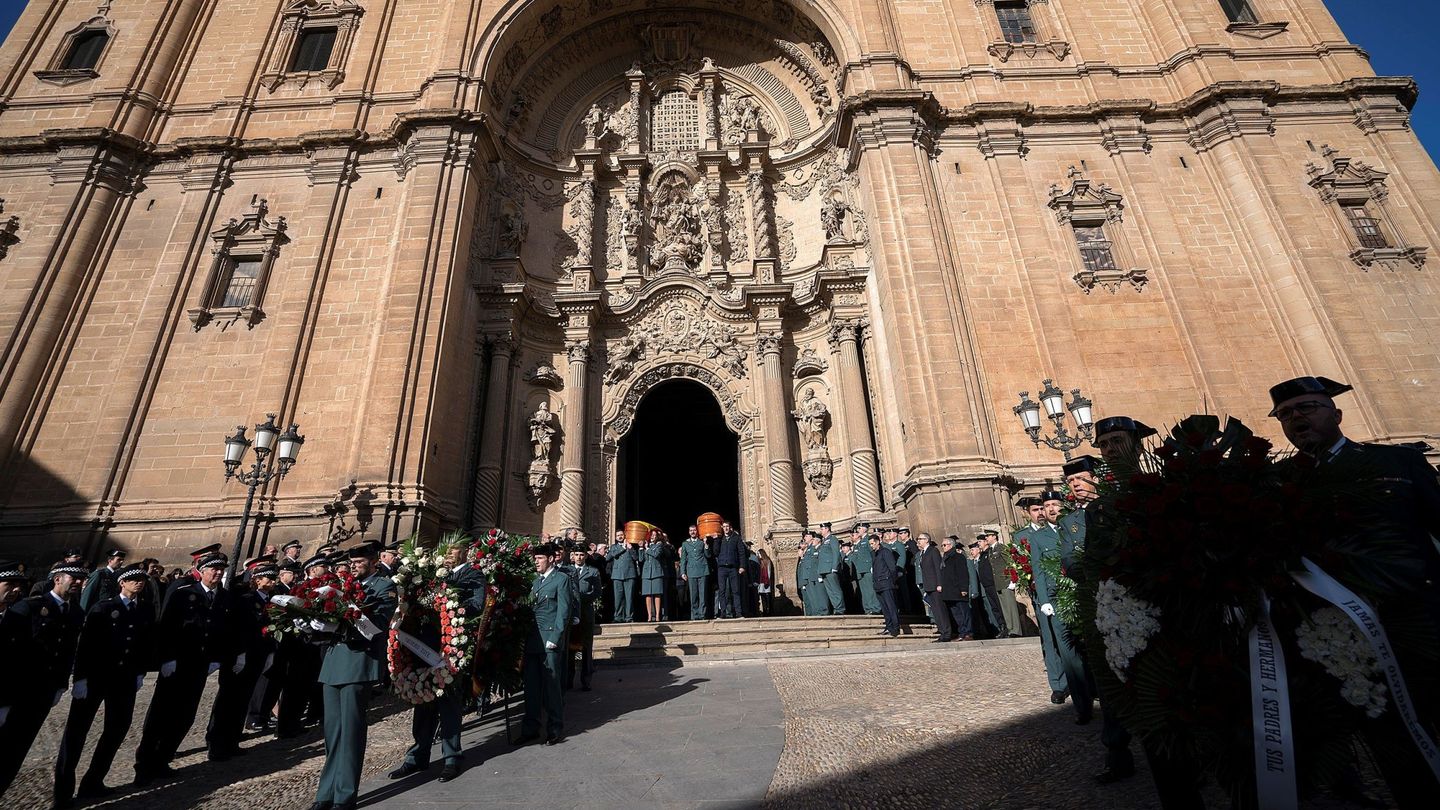 Salida del funeral que se ha celebrado  en la iglesia de Santa María de Alcañiz. (EFE)