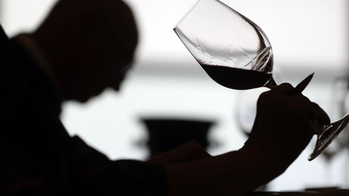 La polémica del alcohol: ¿realmente es buena esa copa de vino?