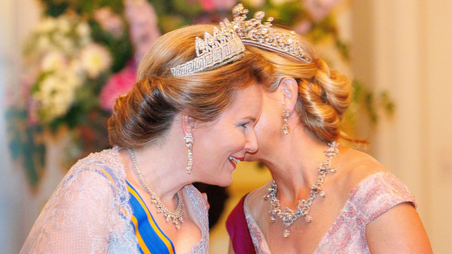 Las reinas Máxima de Holanda y Matilde de Bélgica, en Bruselas. (EFE/Olivier Matthys)