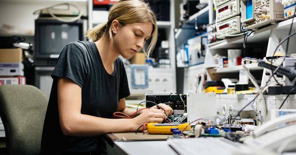 Foto: Una joven ingeniera trabaja en un laboratorio de robótica. (EFE)
