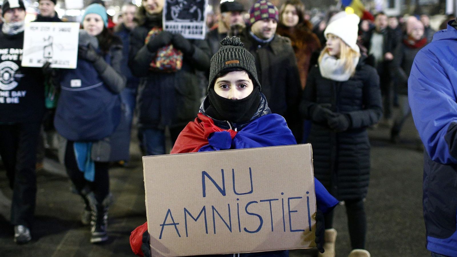 Foto: Manifestación en Bucarest contra la despenalización de algunos delitos de corrupción, adoptada por decreto por el Partido Socialdemócrata, el 29 de enero de 2017 (EFE)