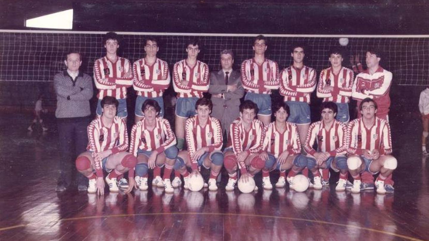 La plantilla del Atleti de voleibol, gran rival del Madrid en los años 70. (Foto cedida por Jaime García)