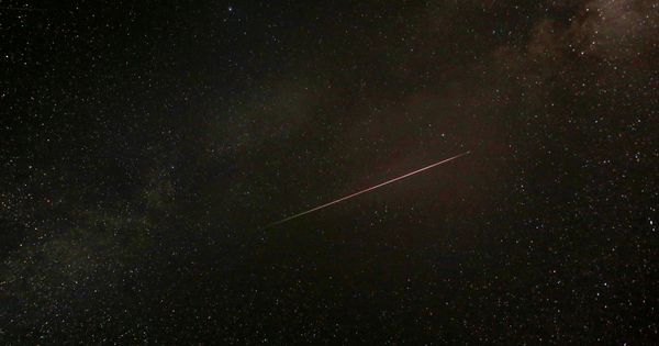 Foto: Un meteoro cruza la vía láctea durante las Perseidas (Reuters)