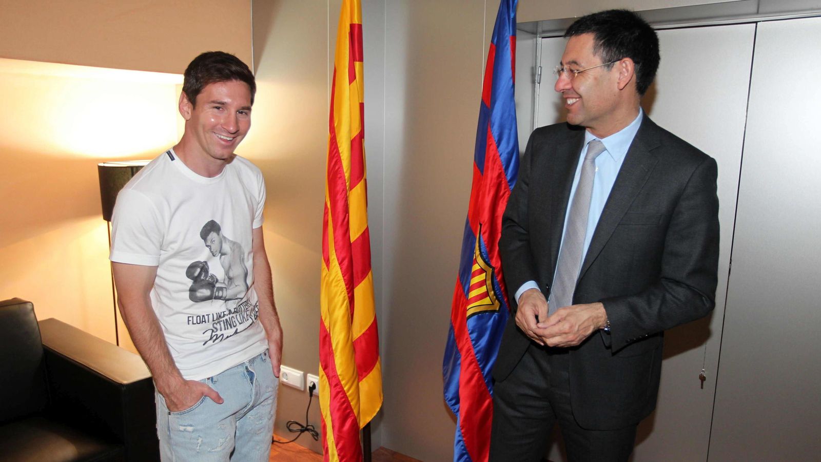 Foto: Messi junto a Bartomeu (EFE).
