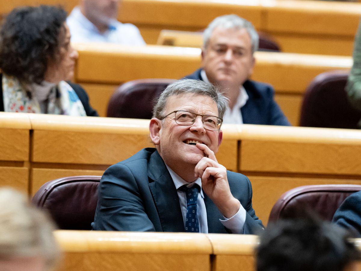 Foto: Ximo Puig en su escaño en el Senado. (Diego Radamés/Europa Press)