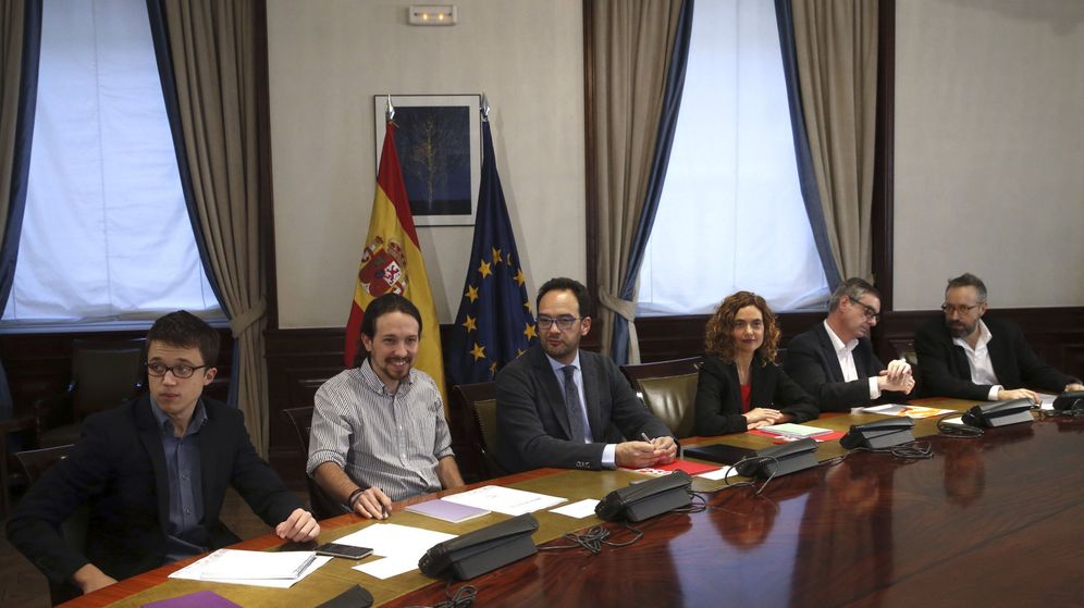 Foto: Los equipos negociadores de Podemos, PSOE y Ciudadanos durante la única reunión a tres celebrada para negociar la formación de Gobierno. (EFE)