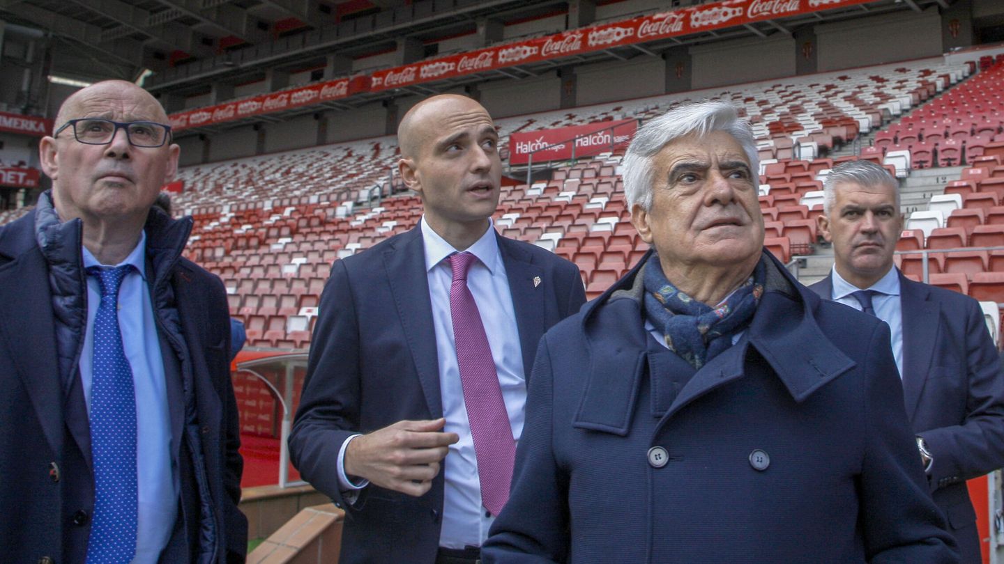 Pedro Rocha, con el presidente de la Federación Asturiana de Fútbol, José Ramón Cuetos Lobo, y el presidente del Sporting, David Guerra, en El Molinón. (EFE/Juan González) 