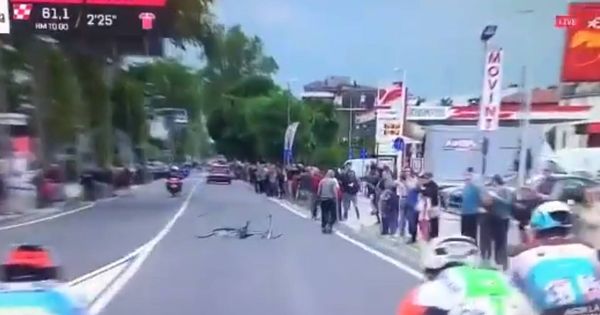 Foto: Las cámaras de Eurosport captaron el momento, justo al paso de los ciclistas
