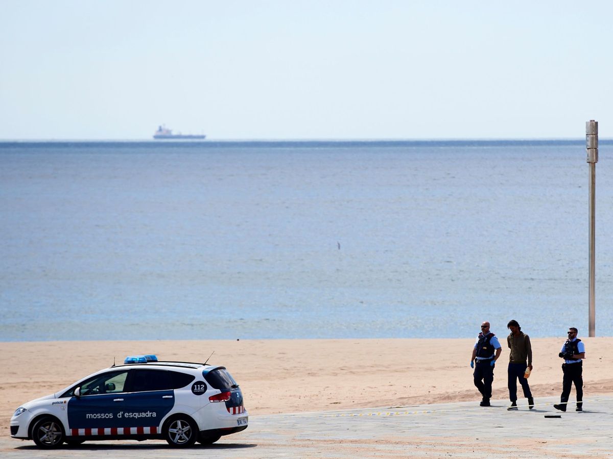 Foto: Agentes de los Mossos, en la playa la Mar Bella de Barcelona. (EFE)