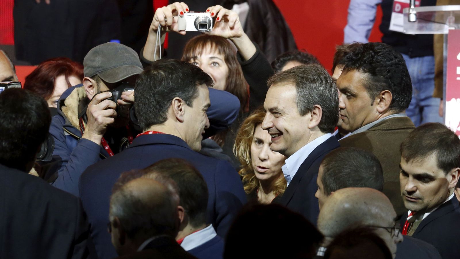 Foto: Pedro Sanchez saluda al expresidente José Luis Rodríguez Zapatero durante la apertura del 42º Congreso Confederal de UGT, el pasado 9 de marzo en Madrid. (EFE)