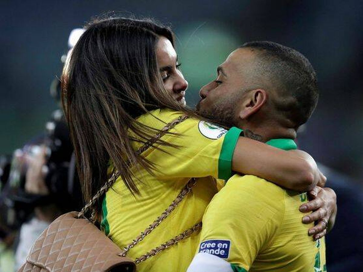 Foto:  Joana Sanz y Dani Alves celebran una victoria de la selección brasileña. (EFE/Fernando Becerra)