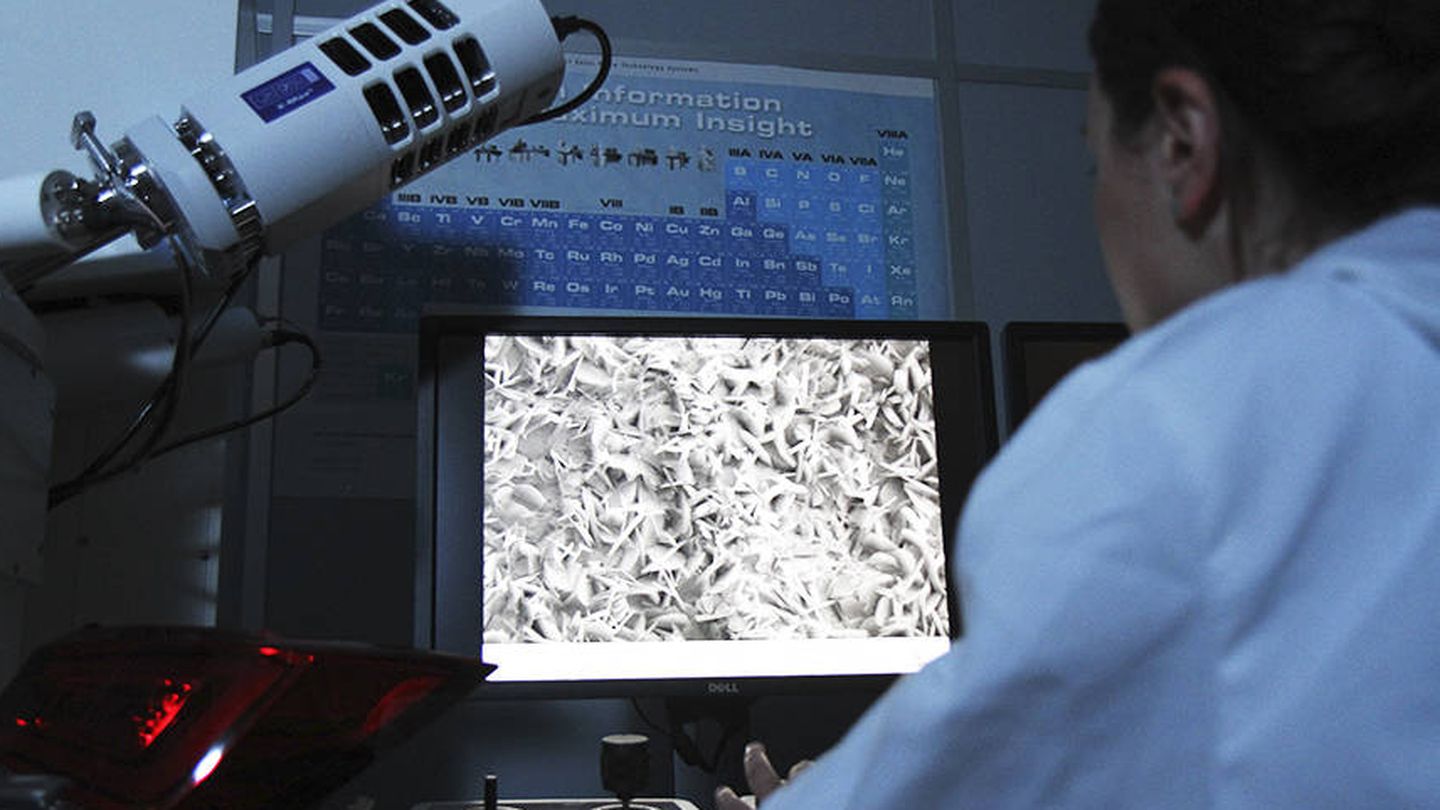 Un potente microscopio permite confirmar la calidad de los materiales.