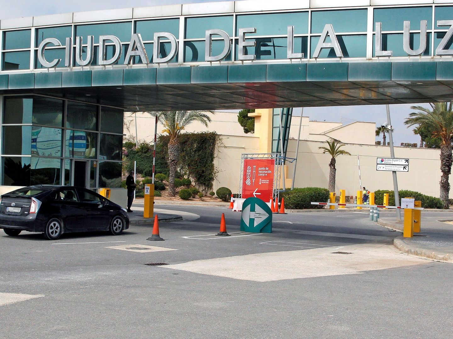 El acceso al complejo de la Ciudad de la Luz de Alicante. (EFE/Morell)