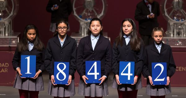 Foto: El 18.442, segundo premio de la Lotería del Niño. (EFE)