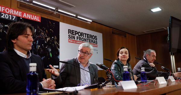 Foto: El editor turco Mehmet Siginir y el presidente de Reporteros Sin Fronteras, Alfonso Armada, durante la presentación del Informe 2017 de RSF. (EFE)