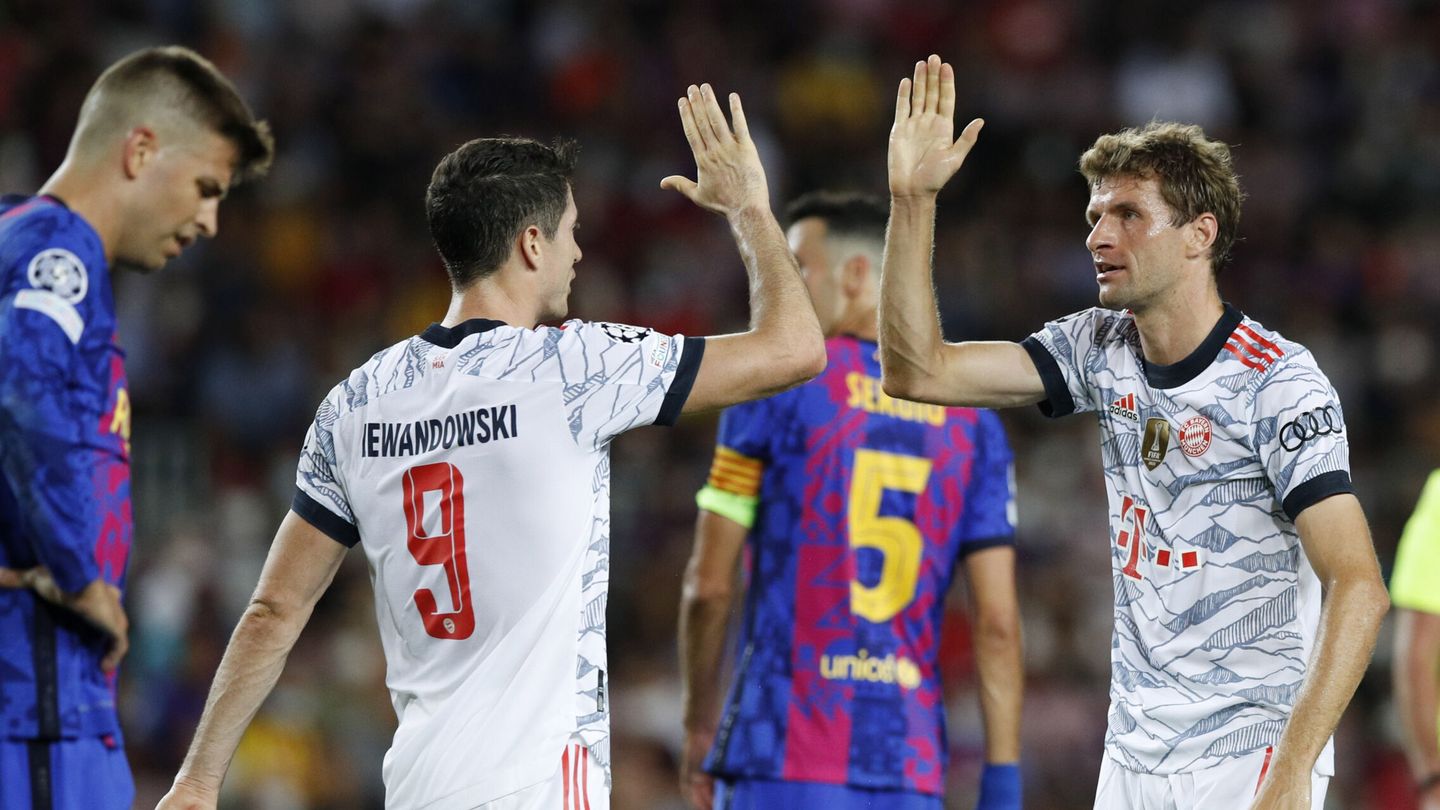 Lewandowski y Müller celebran el 0-1. (Reuters)