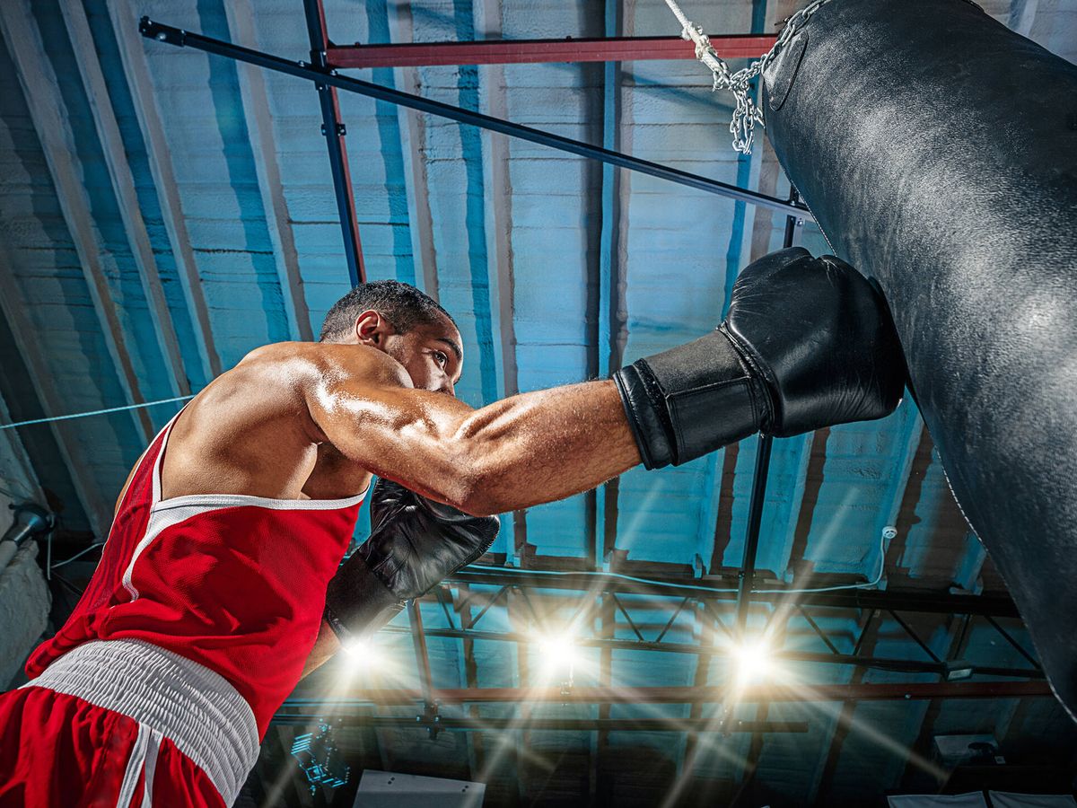 Boxeo de fitness y cinta con manos de hombre en el gimnasio para