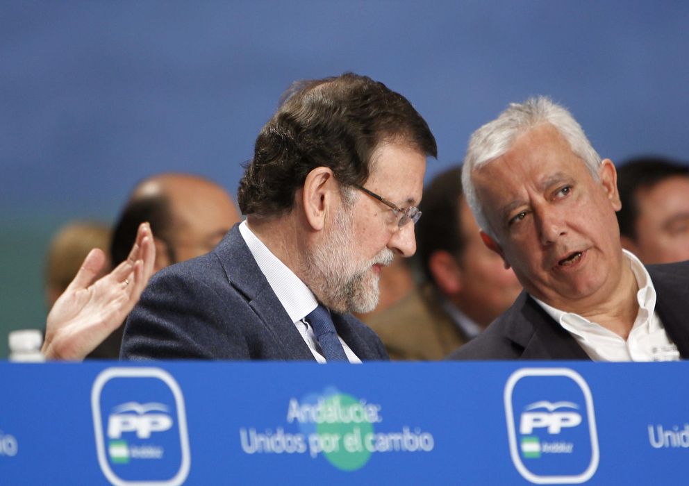 Foto: El presidente del Gobierno, Mariano Rajoy (i), habla con Javier Arenas. (EFE)