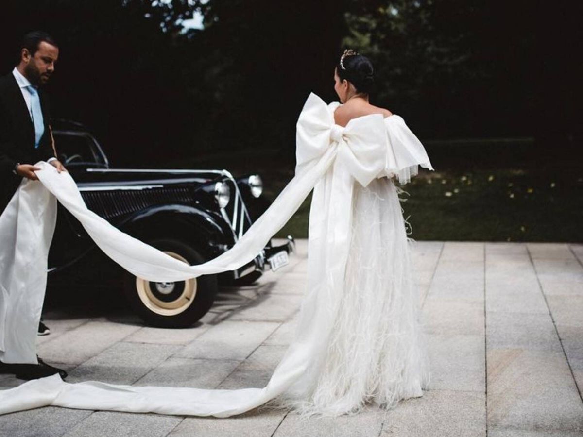 Perlas, plumas y bordados, detalles trendy para un vestido de novia rompedor
